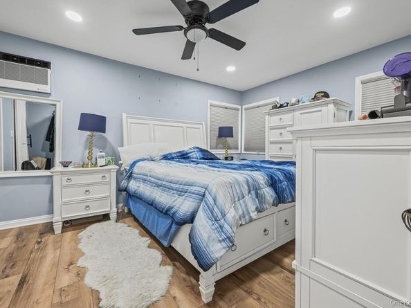 530 N Hawthorne Street, Massapequa NY 11758
