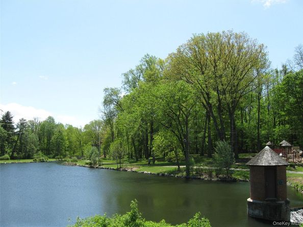60 Foxwood Drive 2, Pleasantville NY 10570