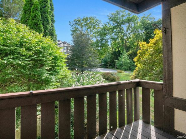 60 Foxwood Drive 2, Pleasantville NY 10570