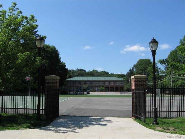 60 Foxwood Drive 2, Pleasantville NY 10570