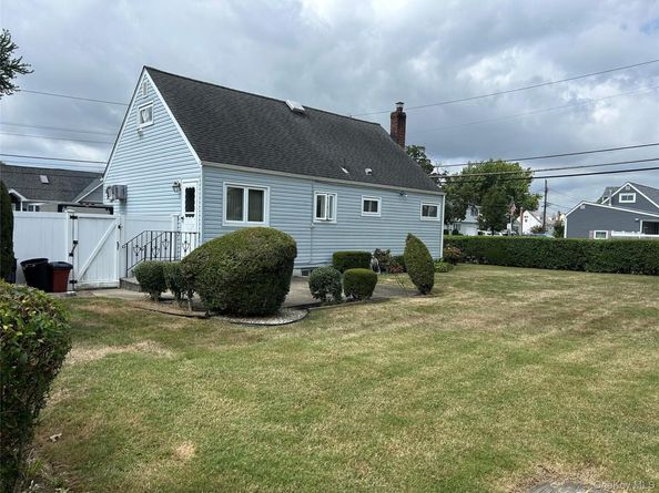 957 N Fulton Avenue, Lindenhurst NY 11757