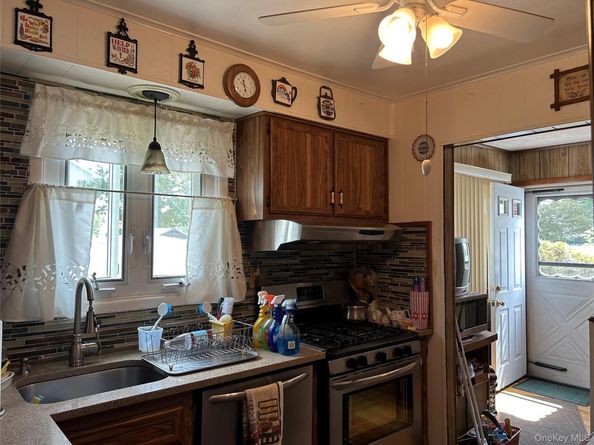 957 N Fulton Avenue, Lindenhurst NY 11757