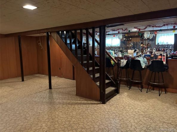 957 N Fulton Avenue, Lindenhurst NY 11757