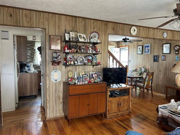 957 N Fulton Avenue, Lindenhurst NY 11757