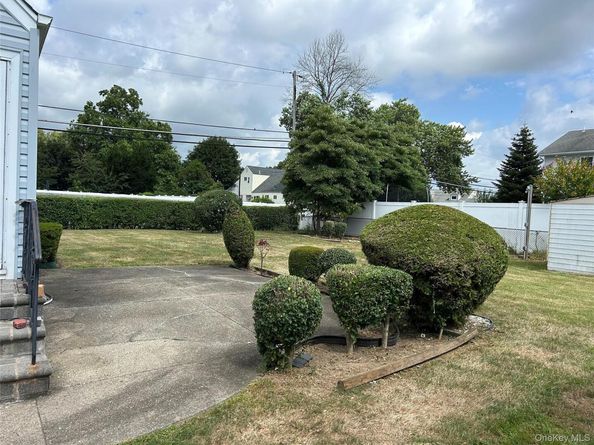 957 N Fulton Avenue, Lindenhurst NY 11757