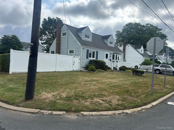 957 N Fulton Avenue, Lindenhurst NY 11757