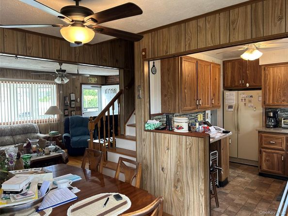 957 N Fulton Avenue, Lindenhurst NY 11757