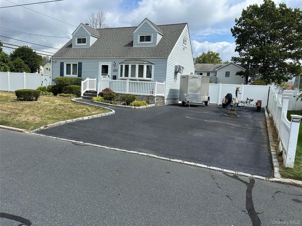 957 N Fulton Avenue, Lindenhurst NY 11757