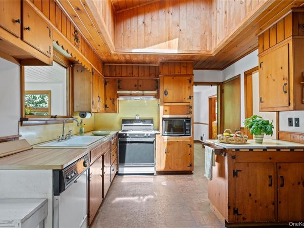 26 S Menantic Road, Shelter Island NY 11964