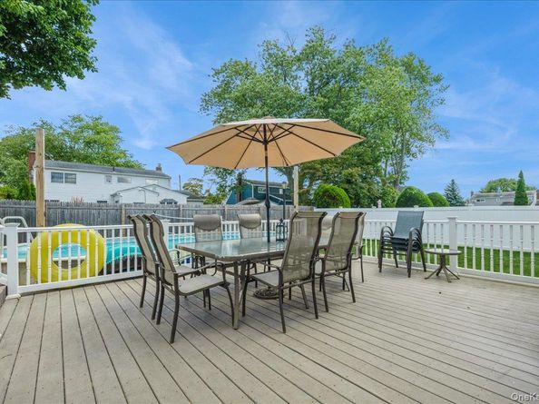 7 Beechwood Place, Massapequa Park NY 11762
