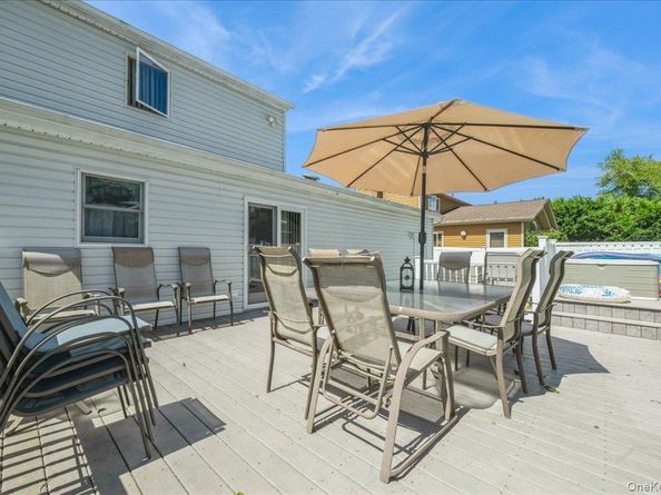 7 Beechwood Place, Massapequa Park NY 11762