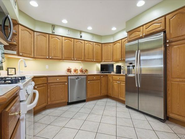 7 Beechwood Place, Massapequa Park NY 11762