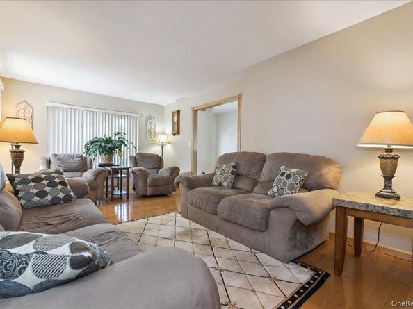 7 Beechwood Place, Massapequa Park NY 11762