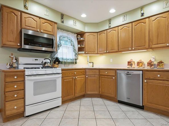 7 Beechwood Place, Massapequa Park NY 11762