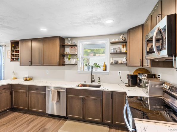 31 Elm Road, Rocky Point NY 11778