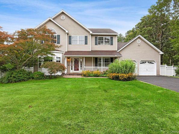 22 Embassy Road, Selden NY 11784