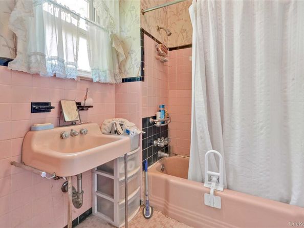 42 Satterie Avenue, Valley Stream NY 11580