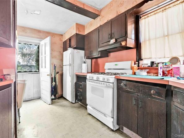42 Satterie Avenue, Valley Stream NY 11580