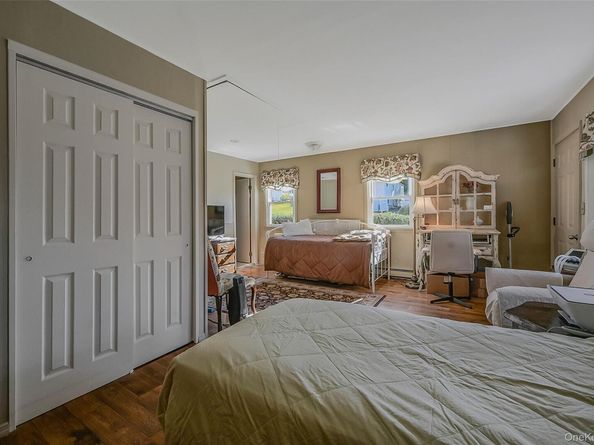 17 Washington Heights Street, Selden NY 11784