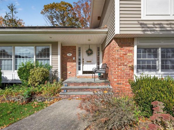 10 Sorgi Court, Plainview NY 11803