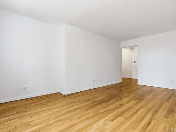 60-11 Broadway 4N, Woodside NY 11377