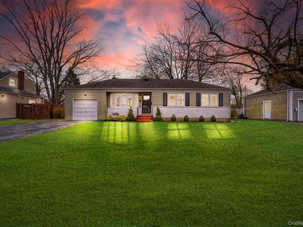 15 Goldsmith Avenue, Greenlawn NY 11740