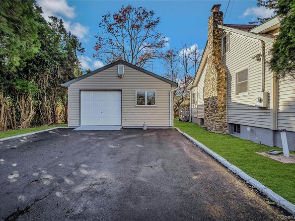 8 Pansy Road, Rocky Point NY 11778