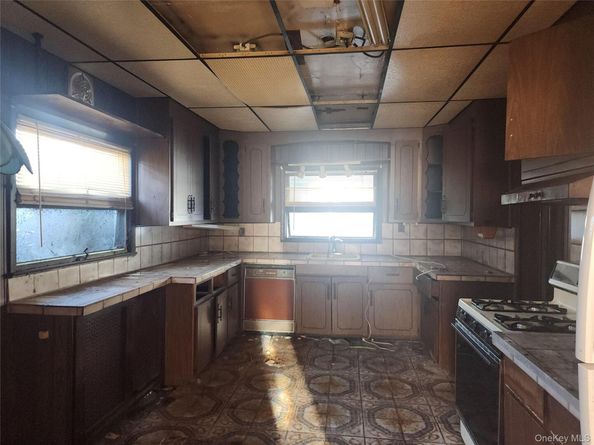 39 Hilbert Street, Hempstead NY 11550