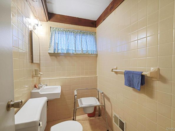 31 Cabin Lane, East Setauket NY 11733