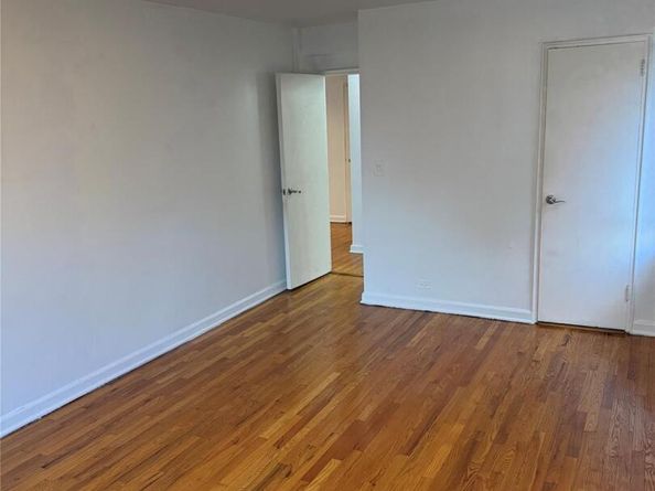 325 E 201st Street 3J, Bronx NY 10458