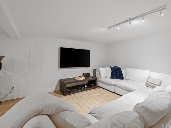 19 Sideview Drive, Oyster Bay NY 11771