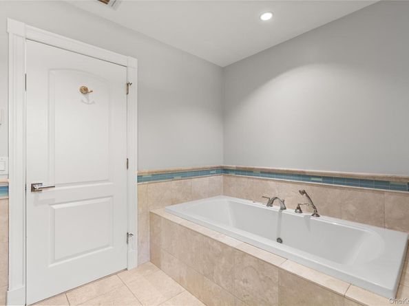 10 Great Cove Lane, Islip NY 11751