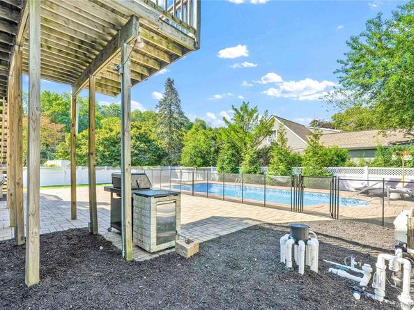 2 Amherst Lane, Smithtown NY 11787