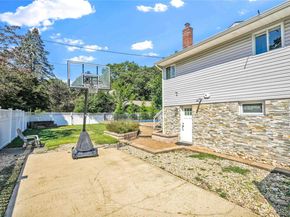 2 Amherst Lane, Smithtown NY 11787