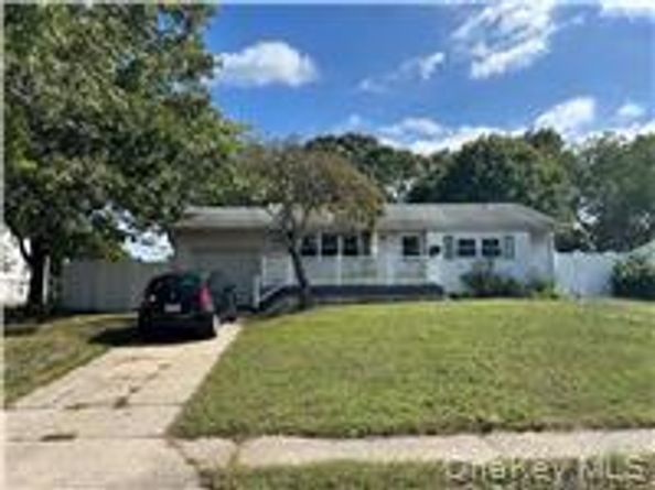 189 Whitetail Lane, Central Islip NY 11722