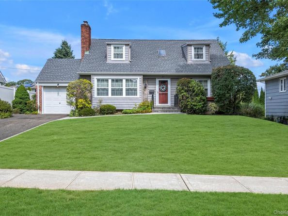 21 Farragut Road, Old Bethpage NY 11804