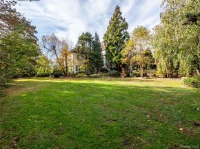 64 Plandome Court, Manhasset NY 11030