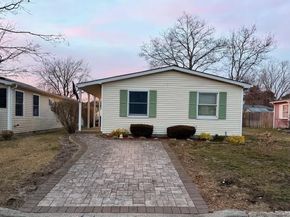 42 Village Circle S, Manorville NY 11949