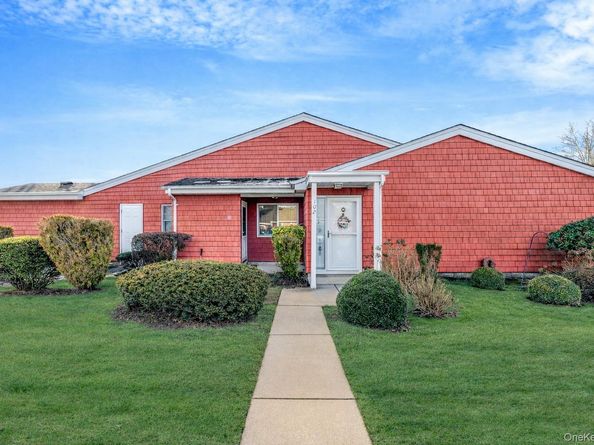 101 Flair Court E, Saint James NY 11780