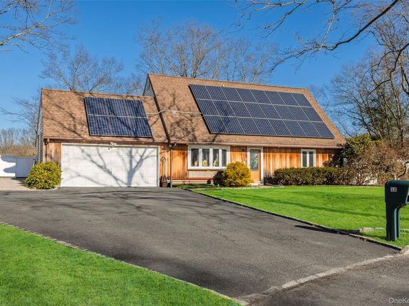12 Yellowstone Court, Coram NY 11727