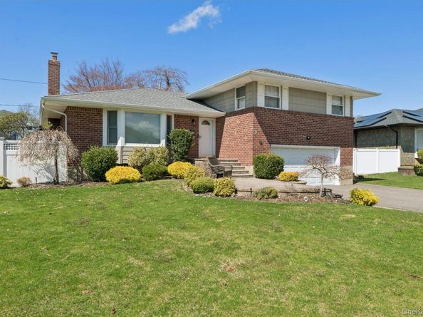 15 Wayland Road, Plainview NY 11803