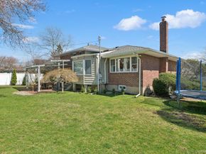 15 Wayland Road, Plainview NY 11803