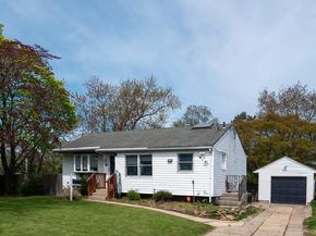 11 Heyward Street, Brentwood NY 11717