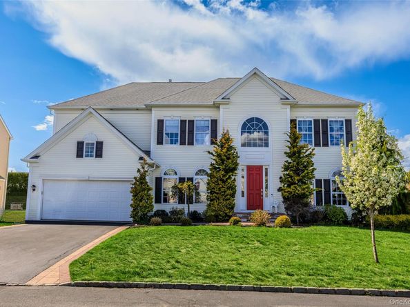 32 Avolet Court, Mount Sinai NY 11766