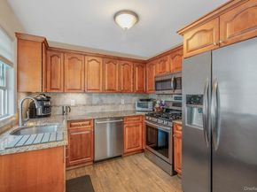 253 E Riviera Drive, Lindenhurst NY 11757