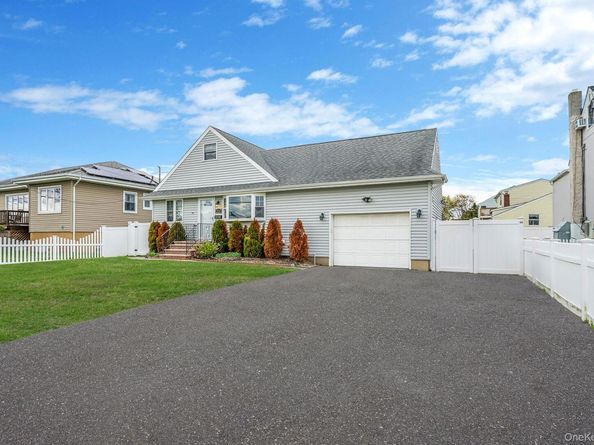253 E Riviera Drive, Lindenhurst NY 11757