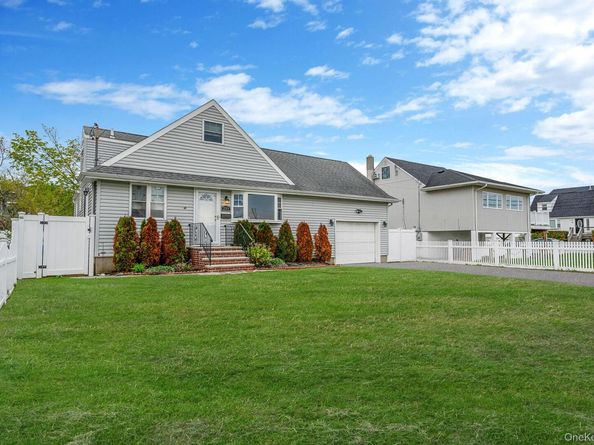 253 E Riviera Drive, Lindenhurst NY 11757