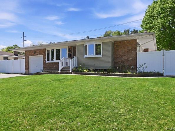 9 Copperbeech Road, Saint James NY 11780