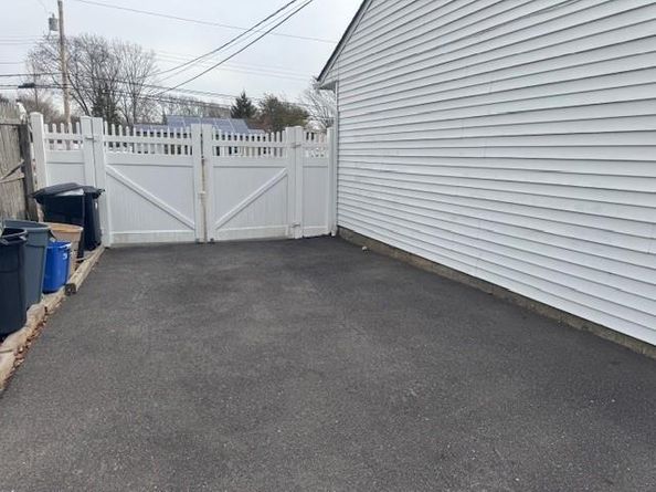 952 Thompson Drive, Bay Shore NY 11706