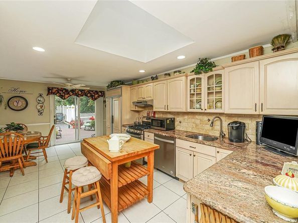 33 Peachtree Lane, Mount Sinai NY 11766